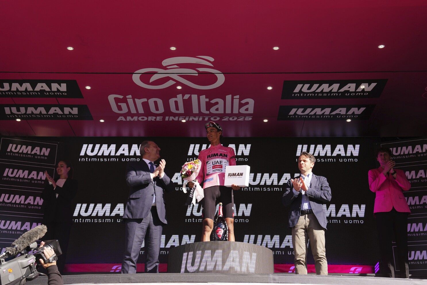 Del Toro se convierte en el primer mexicano en liderar el Giro, Van Aert gana la novena etapa