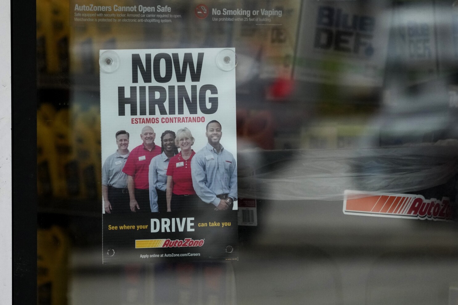 US jobless benefit claims fall last week as labor market remains strong despite recession fears