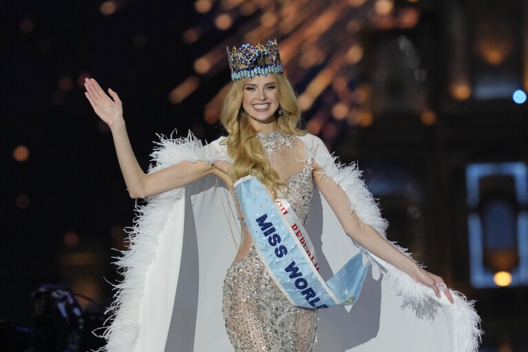 Kristina Peškova z České republiky mává poté, co byla korunována Miss World v indické Bombaji, v sobotu 9. března 2024. (AP Photo/Rajanesh Kakad)