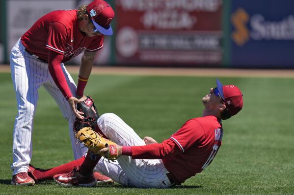 Hoskins, Phillies post 10,000th franchise win, top Reds