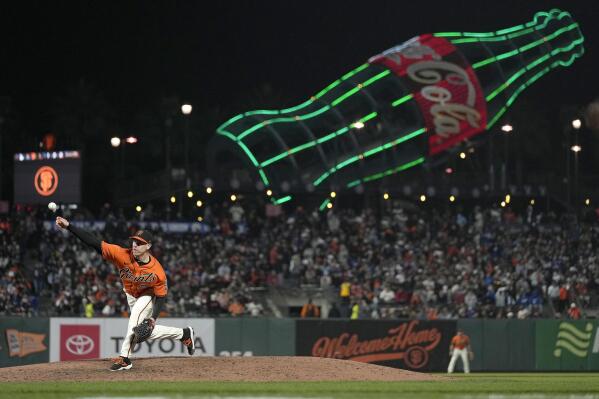 Giants beat Dodgers 3-2 in 11th on error, take NL West lead