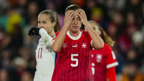 El gurú noruego Bergsvand gesticula durante el partido de fútbol del Grupo A de la Copa Mundial Femenina entre Suiza y Noruega en Hamilton, Nueva Zelanda, el martes 25 de julio de 2023. (Foto AP/Abbie Parr)