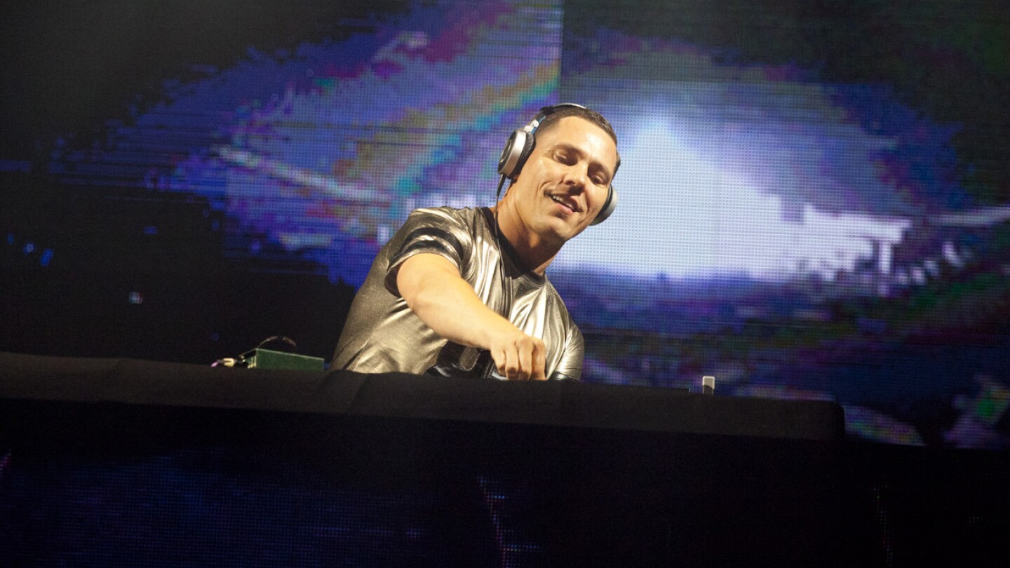 Superstar DJ Tiësto says he has to pull out of Super Bowl show for family reasons-ZoomTech News