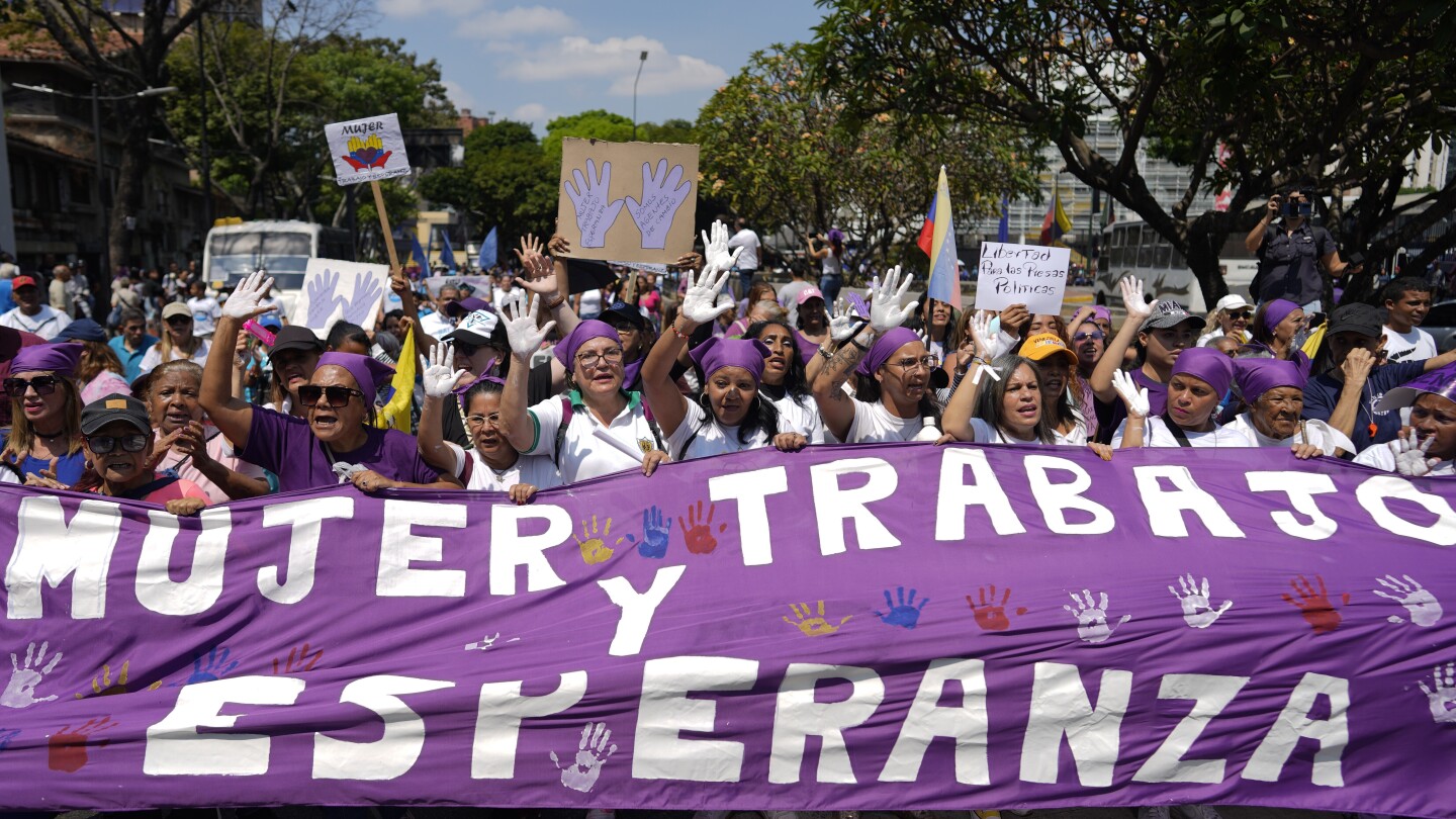 Изправени пред исторически промени, латиноамериканските жени ще къпят улиците си в лилаво на Международния ден на жената