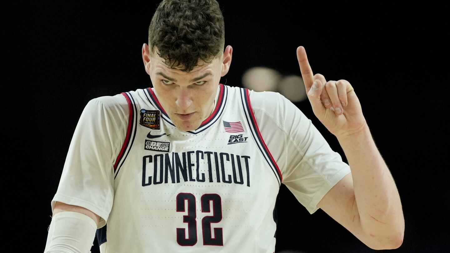Zach Edey, de Purdue, e Donovan Clingan, da UConn, ancorando o meio no jogo do título vernáculo