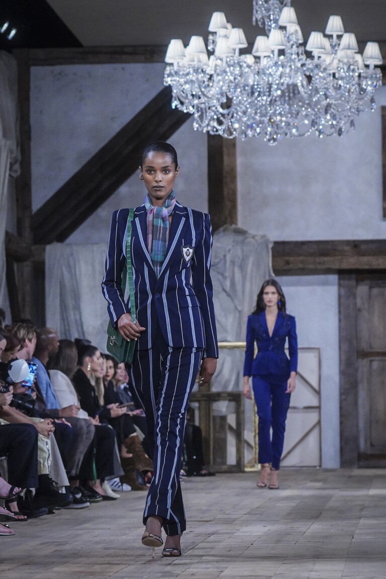 Fashion koleksi terbaru Ralph Lauren diperagakan saat Fashion Week, Jumat 8 September 2023 di New York.  (Foto AP/Bebeto Matthews)