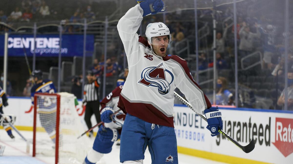 Avs score 3 in 2nd, beat Blues 5-1 to take a 3-0 series lead