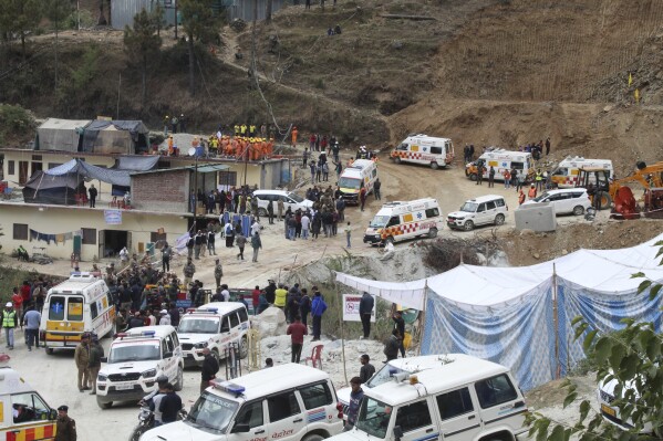 2023年11月28日火曜日、インド北部ウタラカンド州シルキアラで崩壊した建設中の道路トンネル現場で救急車が人妻を輸送するのを待っています。 インドの管理者は火曜日の構造の直前にあると述べた。 救助隊が瓦礫を貫いて彼らに接近した後、41人の建設労働者が北部地域で崩壊した山のトンネルに2週間以上閉じ込められていました。  (AP写真)