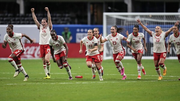 2024年4月6日土曜日、アトランタで行われたSheBelieves Cup女子サッカーの試合でブラジルに対するPK戦の勝利を祝うカナダの選手たち。  (AP写真/マイク・スチュワート)