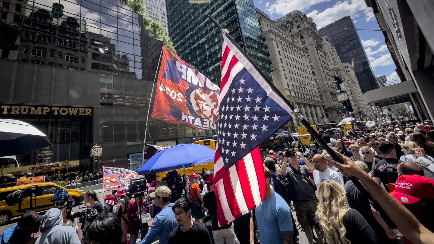 Обърнатото американско знаме се появява отново като десен протестен символ след осъдителната присъда на Тръмп