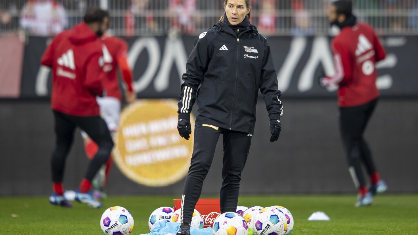 Marie-Louise Eta de l’Union Berlin entre dans l’histoire en tant que première femme entraîneur adjointe de Bundesliga