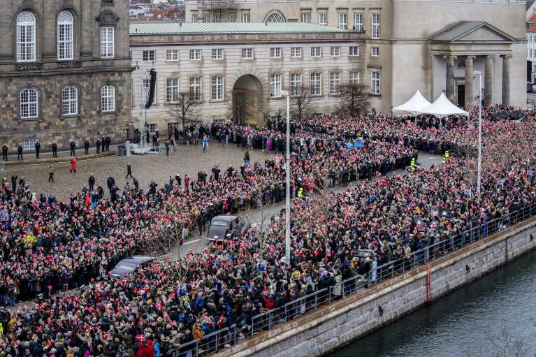 Kronprinz Frederik von Dänemark und Kronprinzessin Mary reisen am Sonntag, 14. Januar 2024, vom Schloss Amalienborg zum Schloss Christiansborg in Kopenhagen. Kronprinz Frederik von Dänemark übernimmt am Sonntag die Krone von seiner Mutter, Königin Margrethe II., die mit Jahrhunderten des Dänischen gebrochen hat königliche Tradition und geht nach der Regentschaft in den Ruhestand. Es dauerte 52 Jahre. (Ida Marie Odgaard/Ritzau Scanpix via AP)