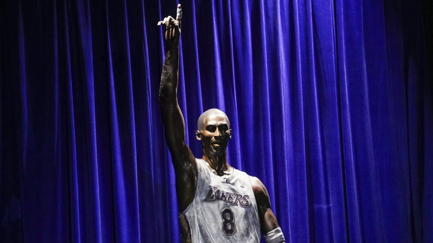 La statue de Kobe Bryant dévoilée devant la Crypto.com Arena