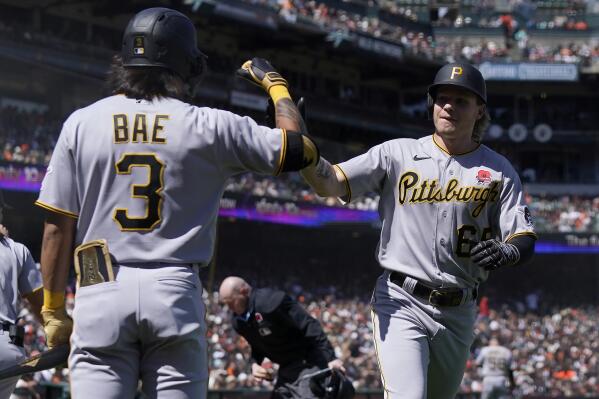 Pirates' Suwinski joins Bonds with 2 McCovey Cove homers in game