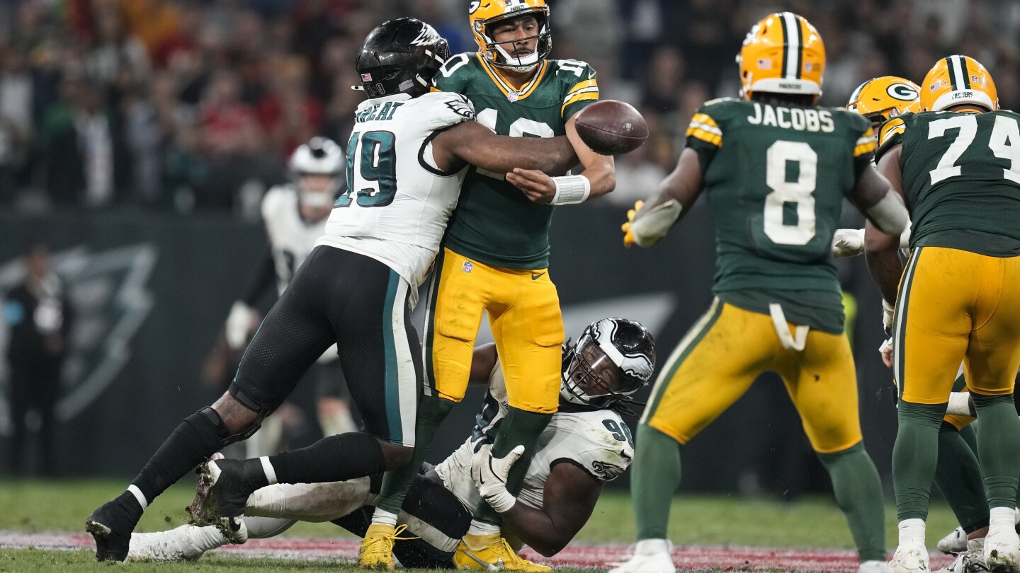 Lesión de Jordan Love: QB de los Packers ayudado a salir del campo en Brasil