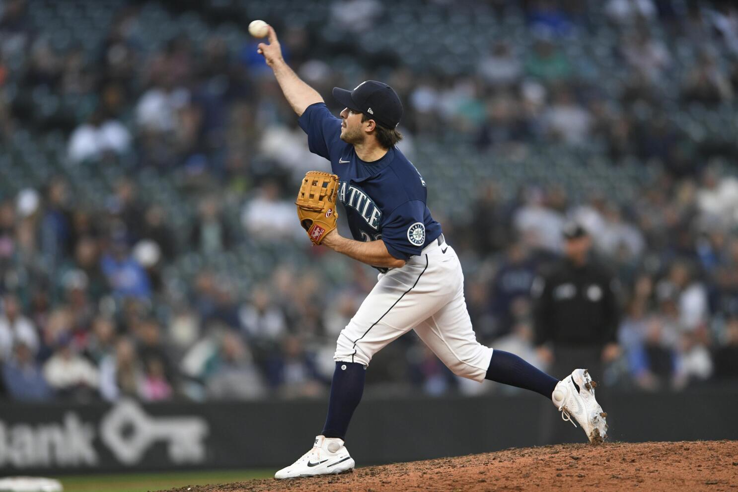 Mariners tame Tigers to open series