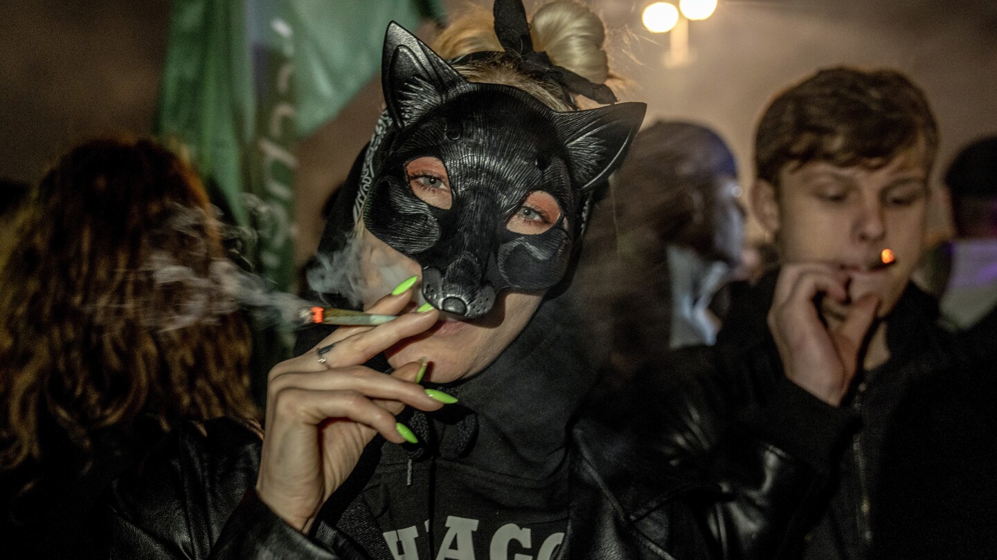 ФРАНКФУРТ Германия AP — Активисти за марихуаната в Германия запалиха