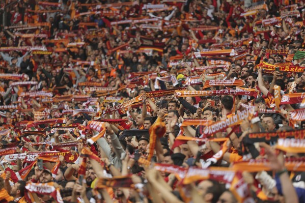 Người hâm mộ Galatasaray cổ vũ trong trận đấu bóng đá Super Lig của Thổ Nhĩ Kỳ giữa Galatasaray và Fenerbahce ở Istanbul, Thổ Nhĩ Kỳ, Chủ nhật, ngày 19 tháng 5 năm 2024. (Ảnh AP)