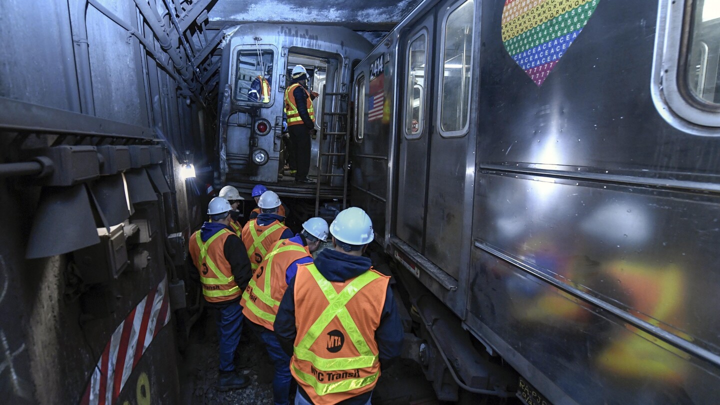Обслужването на метрото в Ню Йорк е прекъснато за втори ден след сблъсък с ниска скорост, който рани повече от 20