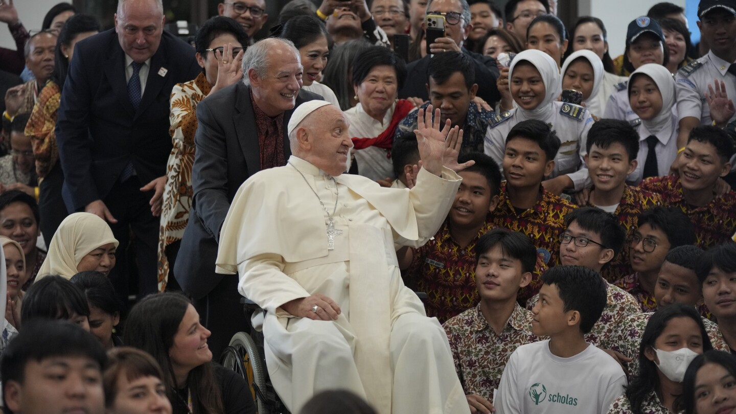 El Papa Francisco se sale del guión en Asia y recuerda al mundo que todavía puede atraer multitudes