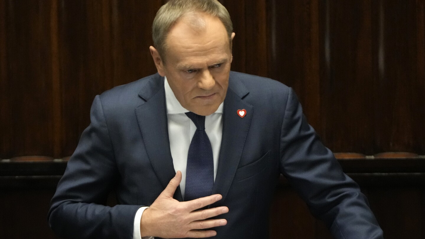 폴란드의 새 총리는 전 세계가 우크라이나를 돕기 위해 노력할 것을 약속했습니다.