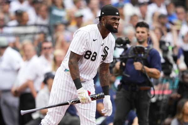 White Sox slugger Luis Robert Jr. out of All-Star Game due to calf  tightness | AP News