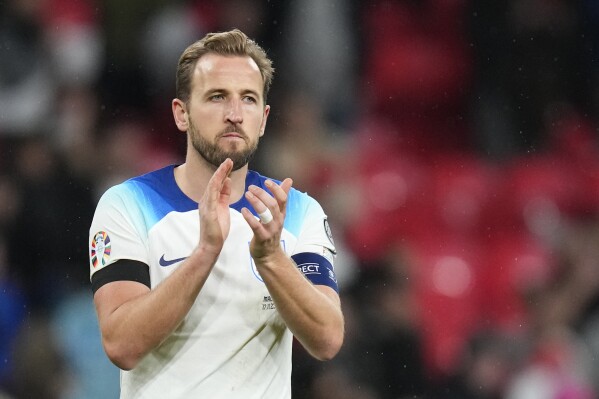 FILE -England's Harry Kane applauds at the end of the Euro 2024 group C qualifying soccer match between England and Malta in London, Friday, Nov. 17, 2023. With four of the hottest forwards in European soccer, England has no shortage of firepower as it looks to end a near-60-year wait for silverware. (AP Photo/Kirsty Wigglesworth, File)