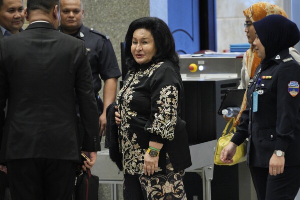 Rosmah Mansor, center, wife of former Malaysian Prime Minister Najib Razak, arrives at Court of Appeal in Putrajaya, Malaysia Tuesday, Sept. 12, 2023. Malaysia’s Court of Appeal on Tuesday upheld the acquittal of Najib of audit tampering in relation to the multibillion dollar looting of the 1Malaysia Development Berhad state fund, though he remains in prison for other graft charges. (AP Photo/Vincent Thian)