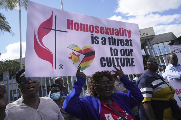 2024年5月30日，星期四，津巴布韦联合卫理公会的成员在哈拉雷的教堂举行抗议活动时举着标语牌。在美国北卡罗来纳州举行的联合卫理公会全球大会取消其教会长期禁止LGBTQ神职人员的规定后不到一个月，抗议活动谴责同性恋以及教会背离圣经和教义从被任命或任命为部长。（美联社照片/Tsvangirayi Mukwazhi）
