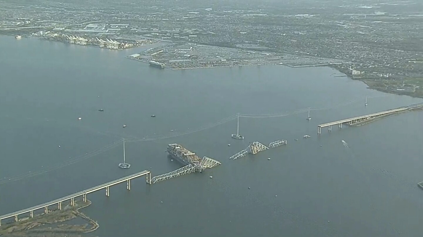 Кораб с контейнери се удари в основен мост в Балтимор