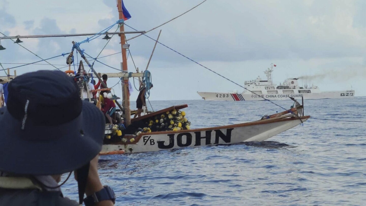 Филипински активисти решават да не плават по-близо до оспорваната плитчина, избягвайки сблъсък с китайски кораби
