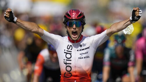 Le Français Victor Lafaye franchit la ligne d'arrivée pour remporter la deuxième étape du Tour de France de 209 kilomètres (130 milles) avec un départ à Vitoria-Gasteiz et une arrivée à Saint-Sébastien, en Espagne, le dimanche 2 juillet 2023. (AP Photo/Daniel Cole)