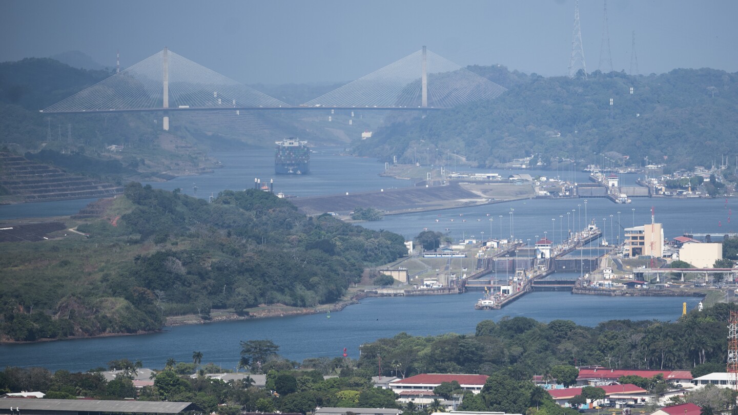 Сушата принуди властите да намалят допълнително трафика в Панамския канал, нарушавайки глобалната търговия