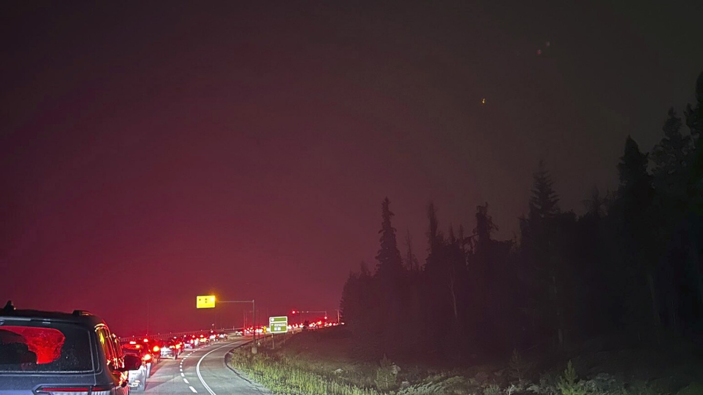 Orman yangınları yaklaşık 25.000 insanı Kanada Rocky Dağları’ndaki en büyük milli parktan ve yakındaki şehirden kaçmak zorunda bırakıyor