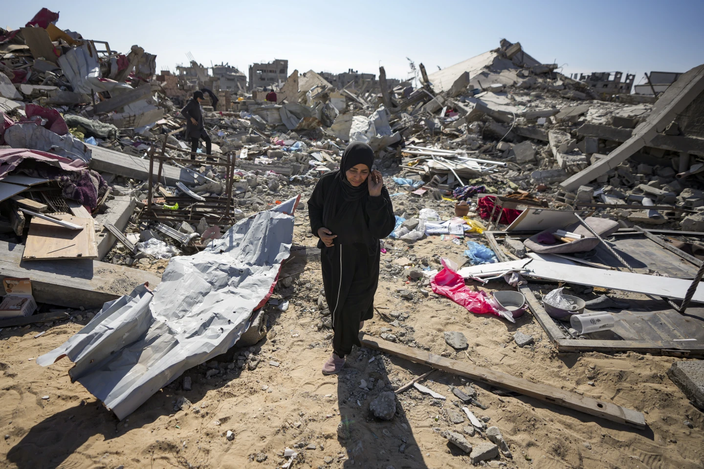 Soldados recuperando pertenencias de los escombros en Gaza