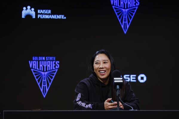 La entrenadora de las Golden State Valkyries, Natalie Nakase, responde preguntas durante una conferencia de prensa antes del partido de baloncesto de la WNBA de su equipo contra las Las Vegas Aces, donde trabajó como entrenadora asistente durante tres temporadas. El partido se celebró el sábado 7 de junio de 2025 en el Chase Center de San Francisco, California. (Yalonda M. James/San Francisco Chronicle vía AP)