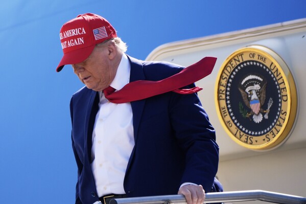 Tổng thống Donald Trump đến Căn cứ Không quân Quốc gia Selfridge trên chuyên cơ Không lực Một, thứ Ba, ngày 29 tháng 4 năm 2025, tại Harrison Township, Mich. (Ảnh AP/Alex Brandon)