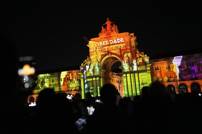 Portugal celebra los 50 años de la revolución de los claveles