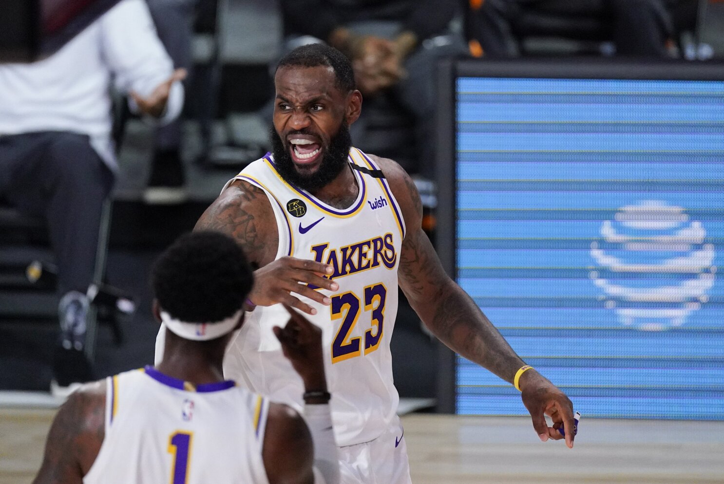 NBA cites two crucial no-calls late in Rockets' win against Lakers