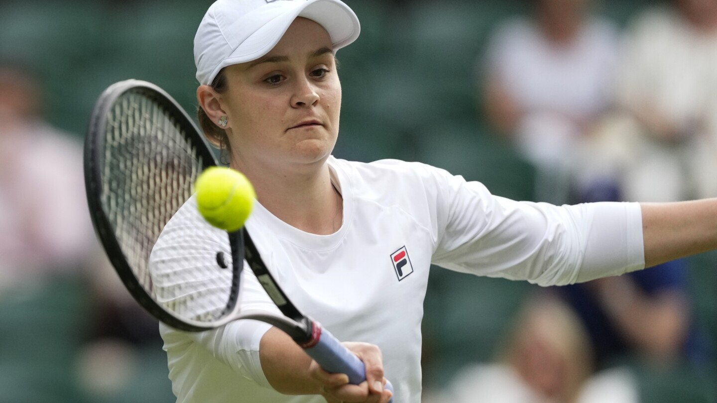 Ashleigh Barty memainkan pertandingan ganda eksibisi di Wimbledon tetapi dengan senang hati pensiun