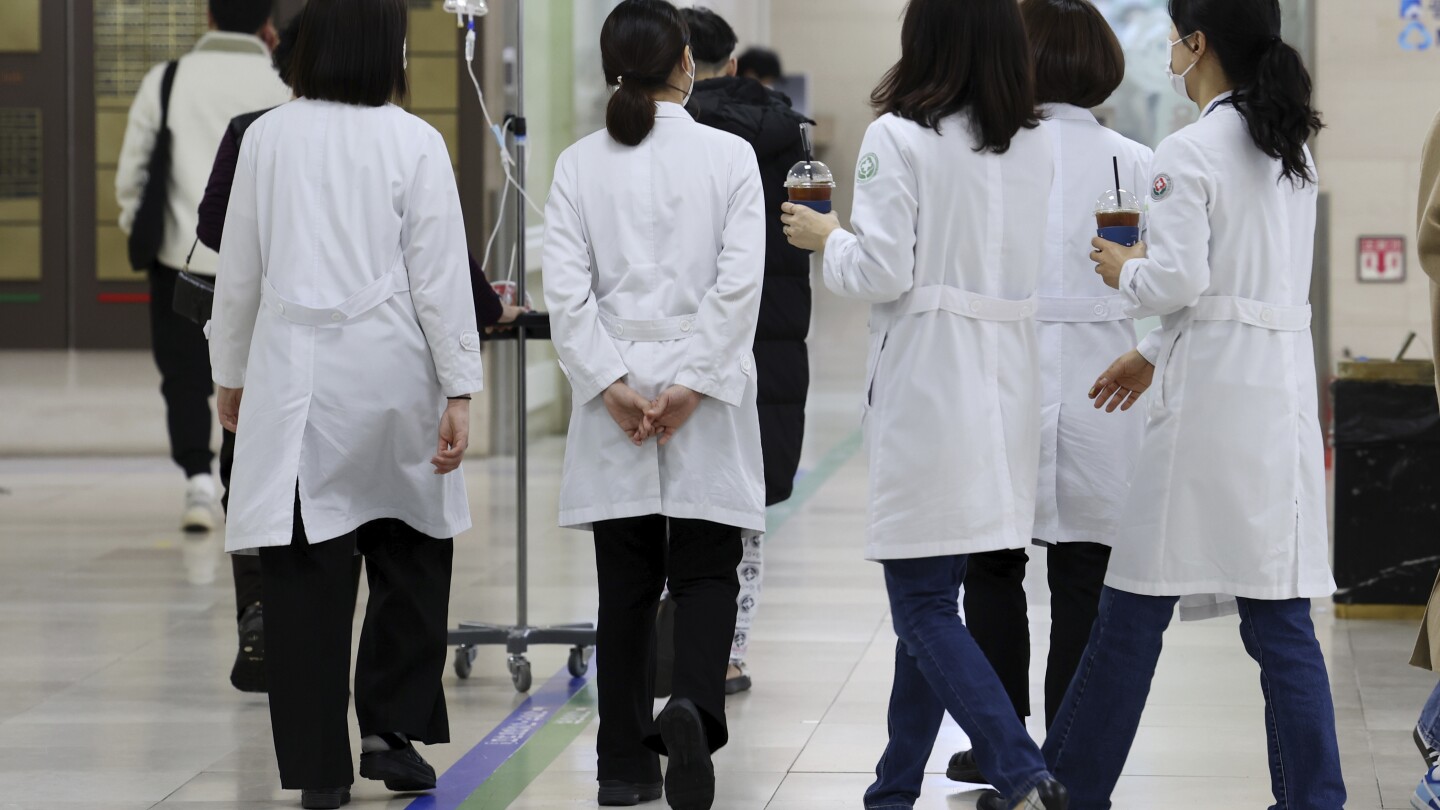 СЕУЛ Южна Корея AP — Южнокорейски стажант лекари колективно напуснаха работните