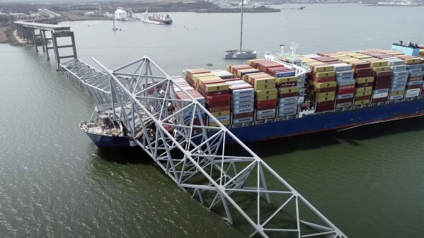 En esta imagen tomada de un video publicado por la Junta Nacional de Seguridad y Transporte de EEUU (NTSB), el carguero Dalí tras impactar la estructura del puente Francis Scott Key Bridge, el martes 26 de marzo de 2024, en Baltimore. (NTSB vía AP)