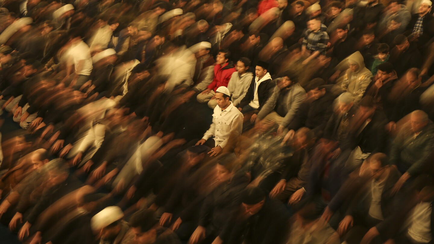 ¿Qué es el Ramadán y cómo observan los musulmanes el mes sagrado islámico?