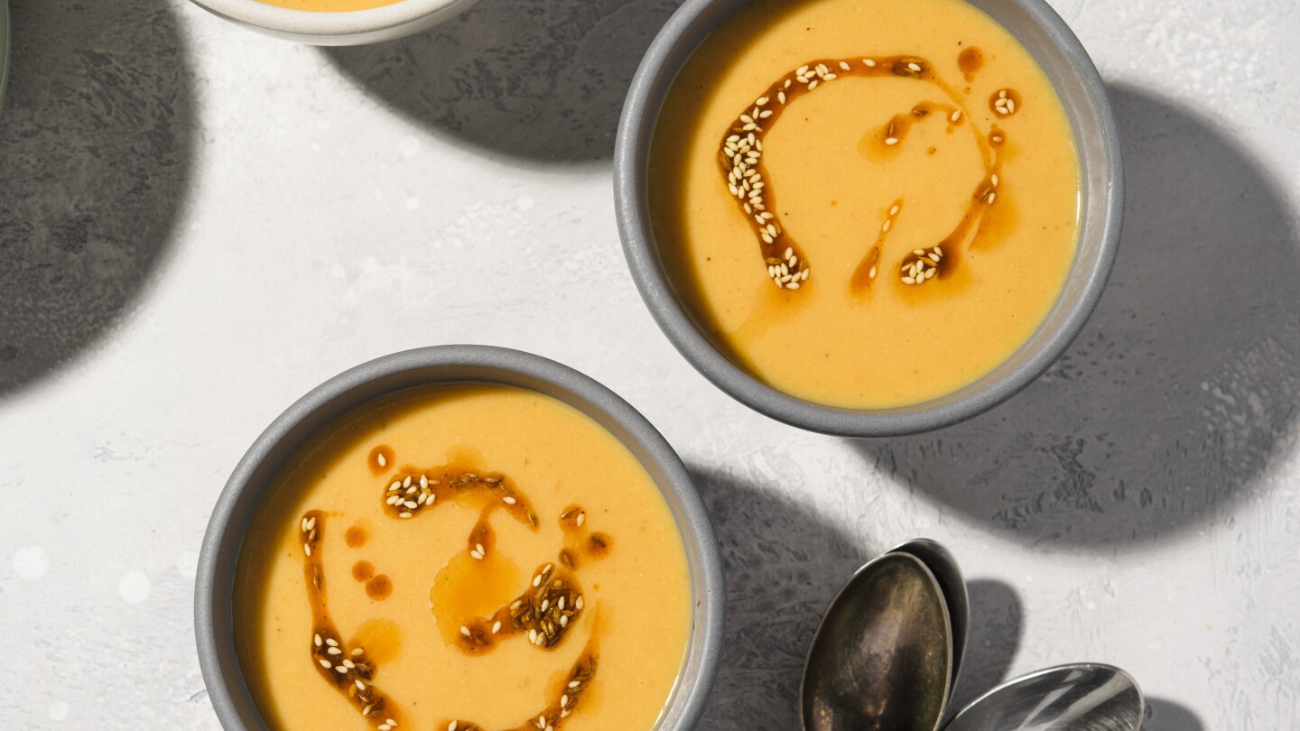 Консервираният нахут — и неговата течност — създават елегантна, чеснова супа