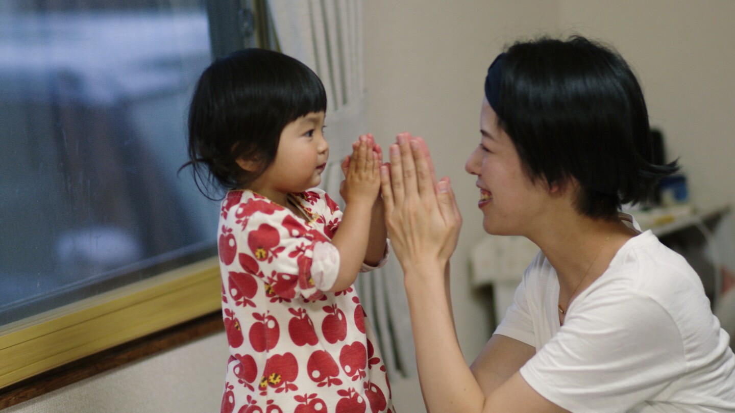 Япония е богата, но много от нейните деца са бедни; филм документира тежкото положение на самотните майки