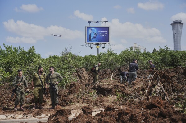 Lực lượng an ninh Israel kiểm tra địa điểm mà quân đội Israel cho biết một quả đạn do phiến quân Houthi của Yemen bắn đã rơi xuống khu vực Sân bay quốc tế Ben Gurion gần Tel Aviv, Israel, vào Chủ Nhật, ngày 4 tháng 5 năm 2025. (Ảnh AP/Ohad Zwigenberg)