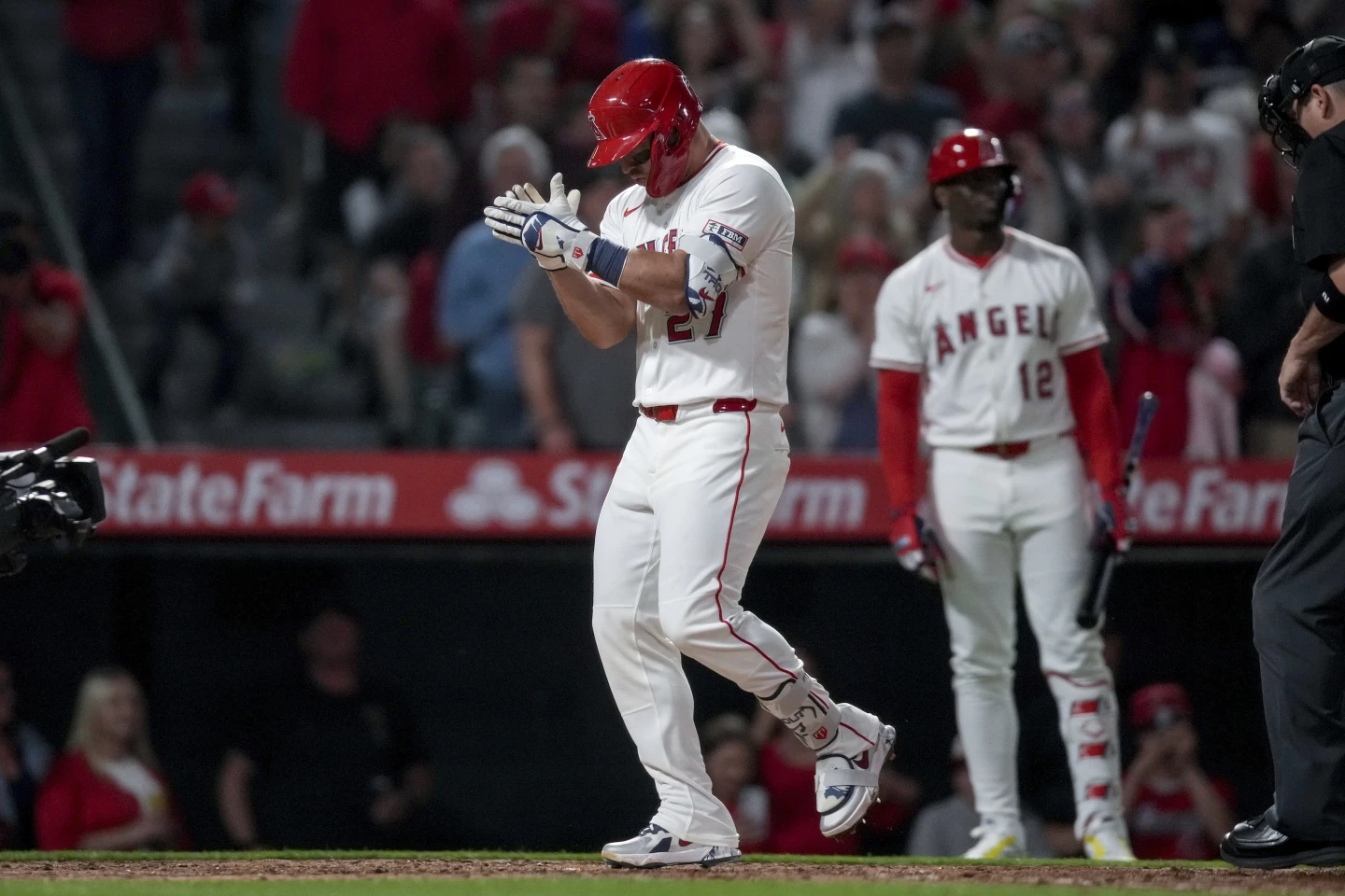 Mike Trout batea un jonrón para los Angels