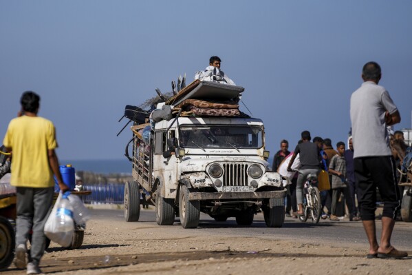 Ümberasustatud palestiinlased saabuvad Gaza keskossa pärast põgenemist Gaza lõunaosas asuvast Rafahi linnast Deir al Balahis, Gaza sektoris, kolmapäeval, 7. mail 2024. Iisraeli armee on andnud kümnetel tuhandetel inimestel korralduse Rafah'st evakueerida, kui ta viib seal läbi maismaaoperatsiooni .  (AP foto / Abdel Kareem Hana)