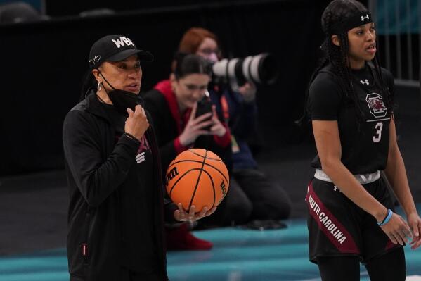 Dawn Staley named 2022 Naismith Women's Coach of the Year