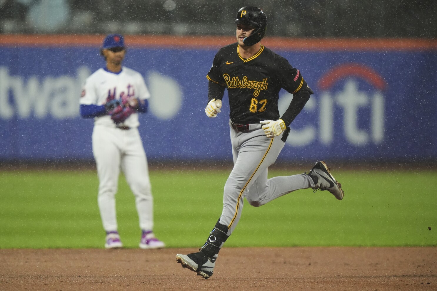 Pirates hit 2 homers off Holmes and blank Mets 4-0 to prevent 3-game sweep